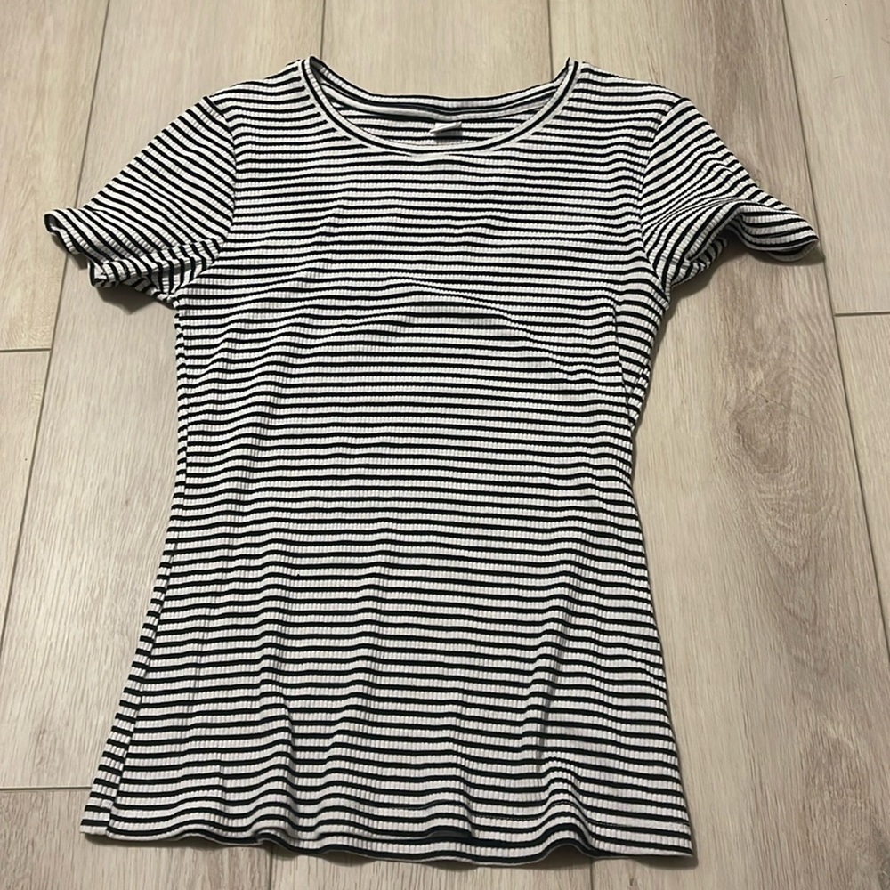 Medium old navy short sleeve t shirt
